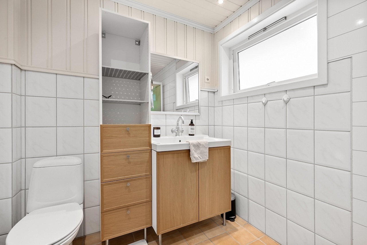 Bathroom, toilet, apartment — Arman Gabaee Los Angeles: Shaping Southern California's Real Estate Future